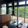 会社の仲間やサークルの打ち上げなど、グループで集まるならこのお席で決まり！景色を見渡せる長いテーブルは、全員の顔を見ながらワイワイ楽しむのに最適です。開放的ながらも快適な空間をご提供。みんなで網を囲んでお肉を焼けば、自然と会話も弾み、最高の思い出が作れます♪