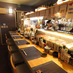 【カウンター席】お一人様でのご利用はもちろん、デートやちょい飲みなど様々なシーンでご利用できるカウンター席をご用意。目の前で調理場面を見られるのも楽しい！