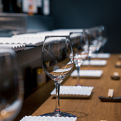 職人の技を間近で堪能！臨場感溢れるオープンカウンター席♪ 店内の中心にあるカウンター席は、紀州備長炭で焼き上げる職人の技を間近で見られる特等席です。ライブ感を楽しみたい方や、お一人様でのご来店にもおすすめです。