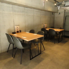 お席は、洗練された雰囲気のテーブル席を完備。◎温かみのある木目調のテーブルと、シックなデザインのチェアを配し、落ち着いてお食事を楽しめる空間を演出しています。気の置けないご友人や、ご家族とのお集まりに、ゆったりとした時間をお過ごしください