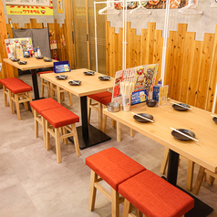 さまざまなのシチュエーションでご利用できる少人数様向けテーブル席を完備しております。いるだけでワクワクしてしまうネオ大衆の店内でお食事をお楽しみください。お席だけのご予約や当日のご予約も受け付けております！名駅での宴会・飲み会・歓迎会・送別会など様々なシーンでご利用下さい！