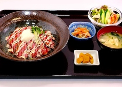 肉好き必見！とろけるローストビーフを豪快に丼で堪能。