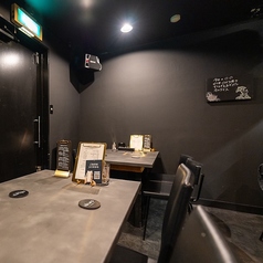 【大人の集まりにふさわしい洗練空間】シックで洗練されたインテリアと控えめな照明の店内は、プライベートな集まりにもぴったりです。親しい友人や大切な仲間と素敵な思い出を作りましょう！