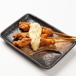 クリーミーなタルタルソースをたっぷりかけたチキン南蛮棒。串スタイルで手軽に楽しめる人気作。