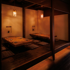 テーブル席は全て半個室のお席です。最大15名様までご一緒にお座りいただけ、くつろぎとリラックスを提供いたします。落ち着いた雰囲気の半個室席なら、プライベートな空間で特別なひとときを過ごすことができます。美味しい料理と自慢のドリンクメニューも魅力です。半個室席での特別なひとときをお楽しみください。