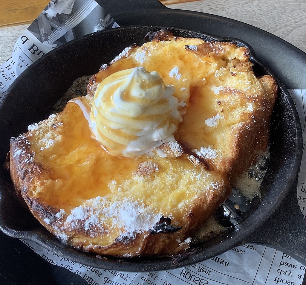 スキレットで提供する自慢のフレンチトースト。こちらも女性を中心に人気です♪