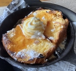 スキレットで提供する自慢のフレンチトースト。こちらも女性を中心に人気です♪