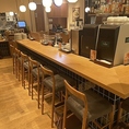お一人様でも気兼ねなく利用できるカウンター席は、お仕事帰りやカフェ休憩にぴったりです。全22席ご用意しており、一部のお席には電源を完備しているため、スマートフォンの充電やちょっとした作業をしながらの食事も可能。落ち着いた照明とモダンな内装に囲まれて、自分だけの贅沢な時間を静かに満喫してください。