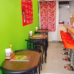 テーブル席をご用意しておりますので、ランチタイムや小腹が空いたときなどにお立ち寄りください。