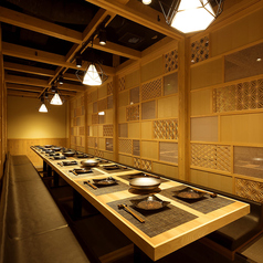 【中規模宴会用個室】和を感じるデザインと程よい暗さがオシャレな雰囲気を演出し、ビジネスシーンやデートにもご活用いただけます。少人数からでも気軽にお越しください。