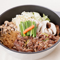 甘めに味付けした牛肉と野菜とシメジ、エリンギを焼いて牛肉のスープにつけて食べる韓国の伝統料理『キノコプルコギ鍋』。2人前からご注文頂けます※写真は3人前です。