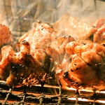 徳島の地鶏『阿波尾鶏』を豪快に炭火で焼き上げます。したたる油で燻されたバラ焼きはまさに絶品。