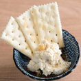 【奈良漬けクリームチーズ】意外な組み合わせと思われる方もいらっしゃるかもしれませんが、「発酵食品」×「発酵食品」で相性◎なんです！深みのある奈良漬とマイルドなクリームチーズは日本酒や焼酎、サワーとのお供に最適です♪