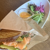 地域の有名店「Boulangerie Queue」パン使用のサンド！