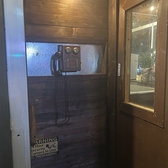 まるで電話ボックスのようなエントランス