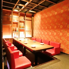 8名様用ＶＩＰ掘りごたつ席になります。落ち着いた雰囲気の店内はゆったりとお食事をするのに最適♪ご宴会コース以外にも、こだわりの逸品料理や可愛らしいデザートなど豊富にご用意しております！完全個室や半個室は人気のお席となっておりますので、ご利用をお希望のお客様はお早めにご予約ください！