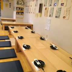 足元ゆったり、堀りごたつの過ごしやすいテーブル席です◎基本、2名様～5名様でご利用いただけます。ご宴会時や6名様以上の際は足元をふさぎ、テーブルをつなげることでお座敷としてもお使いいただけるようになっています。※チャージ:お1人様330円(税込)コースのお客様は頂きません。