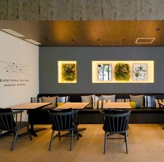 片側がソファー、もう片側が椅子になったお席は、座り心地と使いやすさを兼ね備えています。女子会やママ会、ご家族での利用に人気で、ゆったりと会話やスイーツを楽しむのに最適。立ち座りしやすく、幅広い年代に快適なお席です。