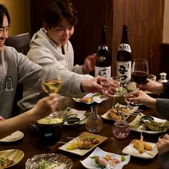 【テーブル席：6名様×1卓】会社のご宴会やご友人同士のお集まりに便利なテーブル席をご用意。落ち着いた和モダンの店内で、周囲を気にせずゆったりとお食事をお楽しみいただけます。人数に合わせたレイアウト変更が可能で、最大12名様までの一体感あるひと時を実現。自慢のコース料理と共に、特別な夜をお過ごしください。