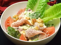 料理メニュー写真 シーザーサラダ、スモークサーモンと新鮮野菜