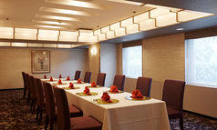 絨毯にテーブルタイプのお部屋です。席数は目安で少人数でも利用可能です。