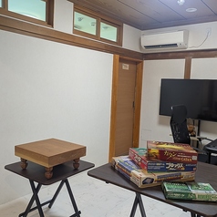 娯楽スペース《交流の場》地域の方々が各々に好きなことをして楽しめる空間です！囲碁・将棋をはじめ、ボードゲームやカードゲーム、麻雀台（別料金）もあります！