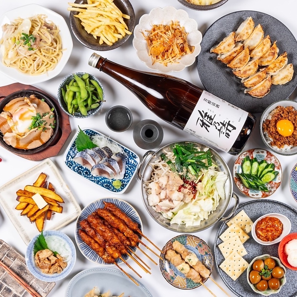 お酒に合う一品料理が並ぶ豪華な食卓。冷えた日本酒やビールと共に自慢の味を堪能できます。
