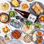 お酒に合う一品料理が並ぶ豪華な食卓。冷えた日本酒やビールと共に自慢の味を堪能できます。