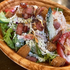 カリカリベーコンとチーズたっぷりシーザーサラダ