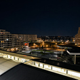 全面ガラスの窓からはレイクタウンを一望できる絶景になっております♪夜は夜景が広がりデートにも最適です◎