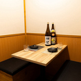 2名様でゆっくり過ごせる個室。デートやサシ飲みにもぴったり。木の温もり感じる空間で、周りをきにせず料理とお酒を楽しめます。気軽なのに居心地がよく、ふたりにちょうどいい個室です。