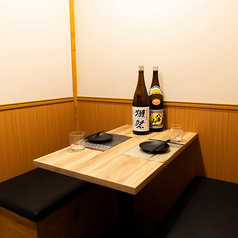 2名様でゆっくり過ごせる個室。デートやサシ飲みにもぴったり。木の温もり感じる空間で、周りをきにせず料理とお酒を楽しめます。気軽なのに居心地がよく、ふたりにちょうどいい個室です。