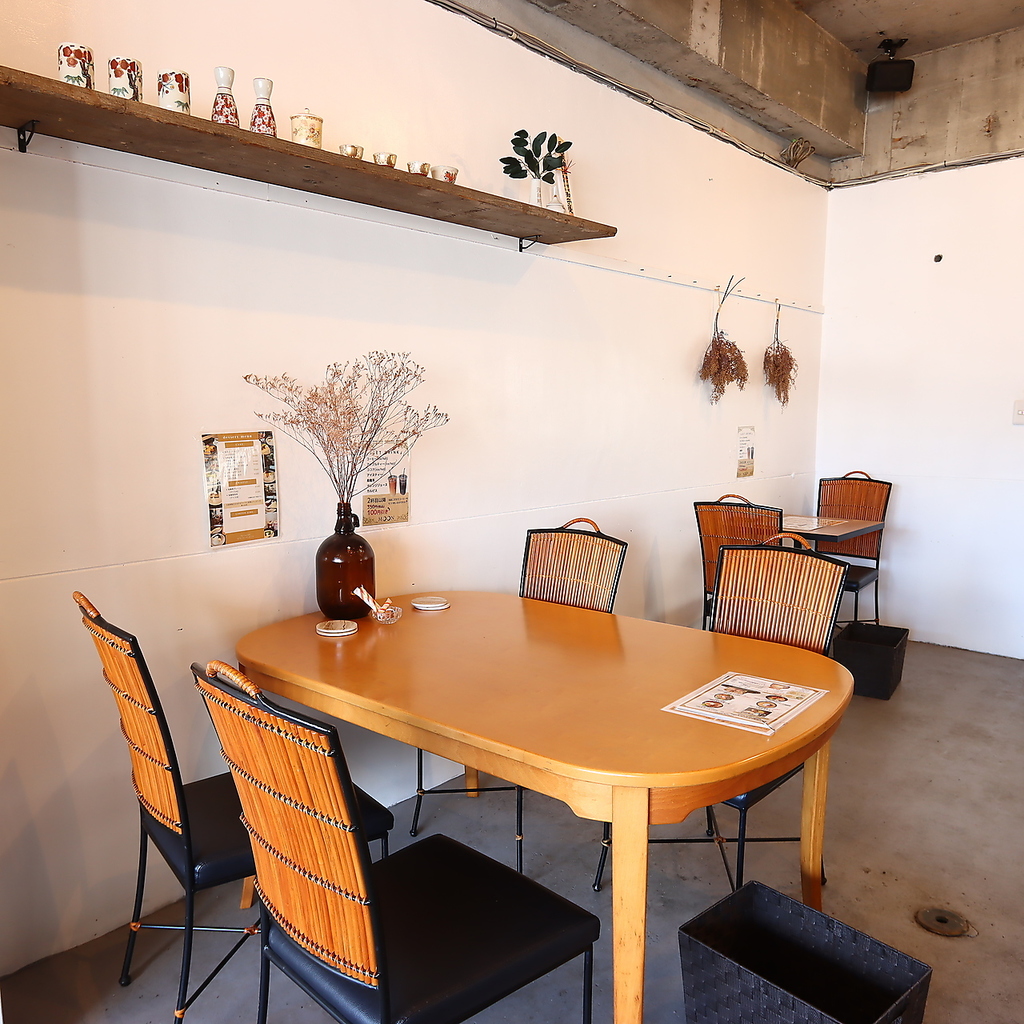 洒落なインテリアや観葉植物に囲まれながら寛ぎの一時を♪