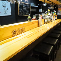 ワイワイした雰囲気が自慢の店内