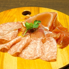 生ハムとサラミの盛り合わせ