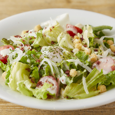 チーズたっぷり温玉シーザーサラダ