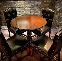 4名様までご利用可能なテーブル席は、円卓を囲んでグループでの語らいにピッタリのお席です。友人同士の集まりや少人数での二次会など、落ち着いた雰囲気の中で親密な時間を過ごせます。英国風のクラシックな空間で、こだわりのお料理と共にお酒や会話をシェアする、特別なティータイムやバータイムをどうぞ。