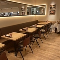 柔らかな座り心地のソファー席は、お子様連れやお仲間での会食など長居したいシーンにおすすめです。壁側に配置された落ち着きのあるシートで、美味しい自家製パスタやスイーツを囲みながら会話も弾みます。オシャレで清潔感あふれるインテリアが心地よい雰囲気を演出し、心から寛げる至福のひとときを提供いたします。