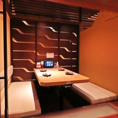 落ち着いた店内空間で、ゆったりとお食事を楽しむことが可能です。宴会コースや美味しい逸品料理、種類豊富なドリンクをご用意してお待ちしております。