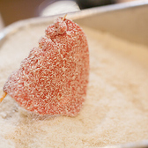 ソースをつけてもカリっとした食感を求め、ようやくたどり着いた粉雪のような『秘伝の衣』。油ぎれも良く、何本でもカリッと食べられる軽さが自慢◎