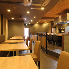 少人数での飲み会や家族のお食事に最適なテーブル席です。落ち着いた空間で、周りを気にせず楽しいひとときをお過ごしいただけます。美味しい韓国料理とお酒を囲んで、会話に花を咲かせてみませんか？心温まるおもてなしで皆様をお迎えいたします。