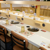 少人数でのお食事に！明るく清潔感のあるカウンター席♪