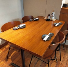 広いテーブル席はさまざまなシーンでお使いいただけます。お席を繋げることで最大14名の宴会が可能です。