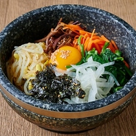 熱々おこげがたまらない！具だくさん本格石焼きビビンバ