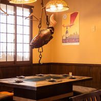 木の温もりが感じられるテーブル席で上質なひとときを◎