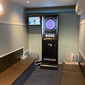 仲間とワイワイ盛り上がれるダーツを完備しております◎なんとドリンクバー付きでお一人様30分220円(税込)～というリーズナブルな価格でご利用いただけます♪初心者の方から本格的に楽しみたい方まで、どなたでも気軽に遊べるのが魅力です！