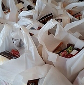 【月1回フードパントリーを行ってます★】毎週火曜日16時から18時中学生以下の子供に有志の方の合掌チケットにより食事を無料提供。