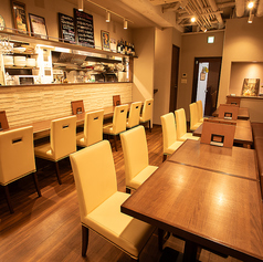 テーブル席、カウンター席の全席をご利用頂き貸切が可能です。着席で最大18名、立食だと25名程までご利用頂けます。