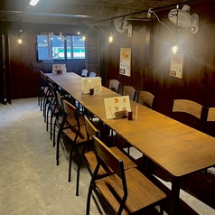 個室空間を2階に用意しております。人数に応じてレイアウトを変更可能、14から20名様程度で貸切でご利用いただけます。お気軽にお問合せください。