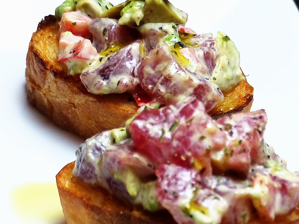 お刺身や干物だけじゃない！ワインに合うおつまみも多数取り揃えております！